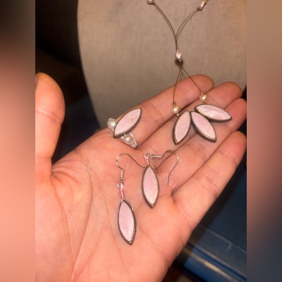 ARTISAN Hand Crafted Pink Acrylic and White Pearl Set Necklace Ring 2 Earrings - Picture 5 of 8